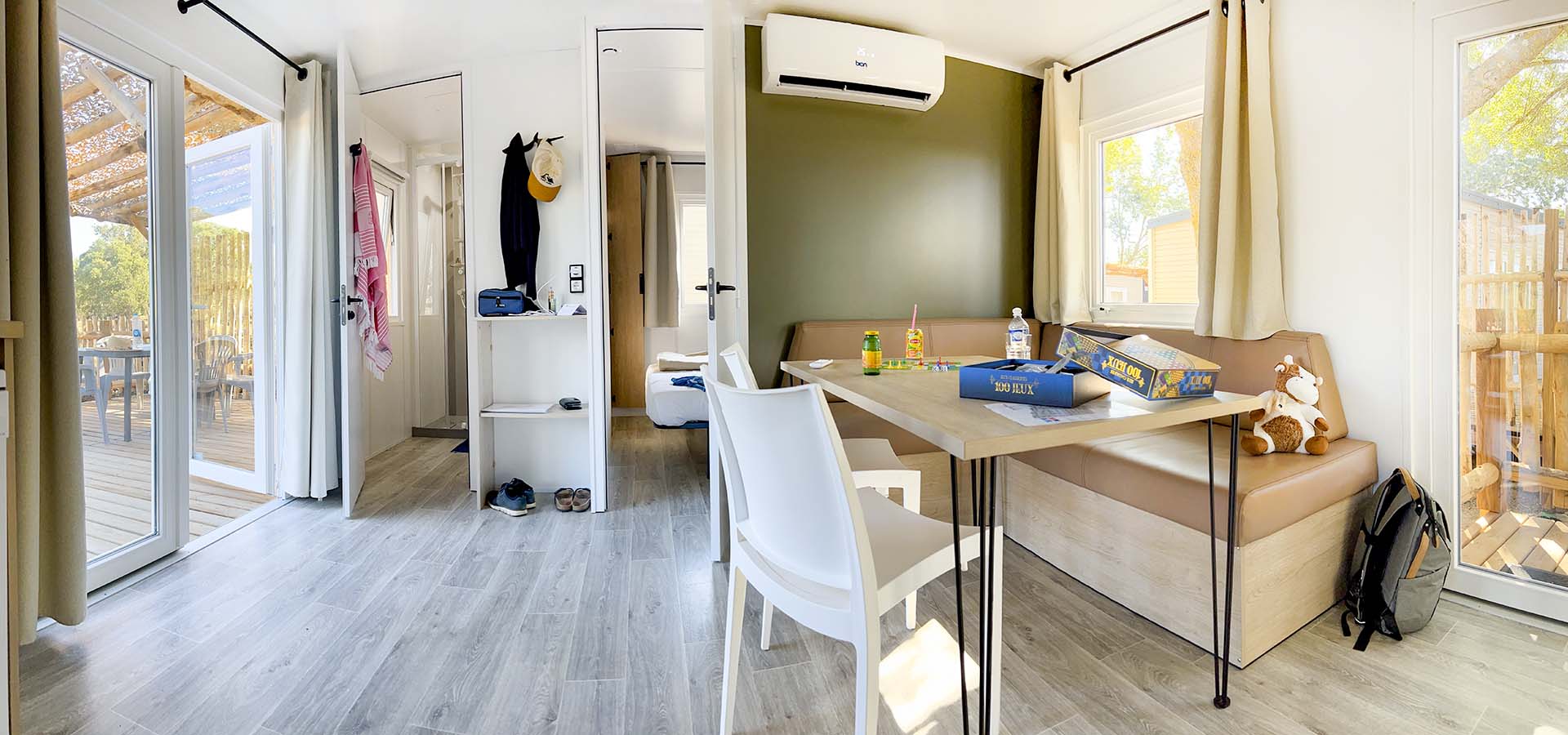 Camping porto vecchio bungalow 600 salon traversant table